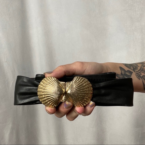 1980s 100% LEATHER GOLD CLAM SHELL WAIST BELT - Picture 3 of 5